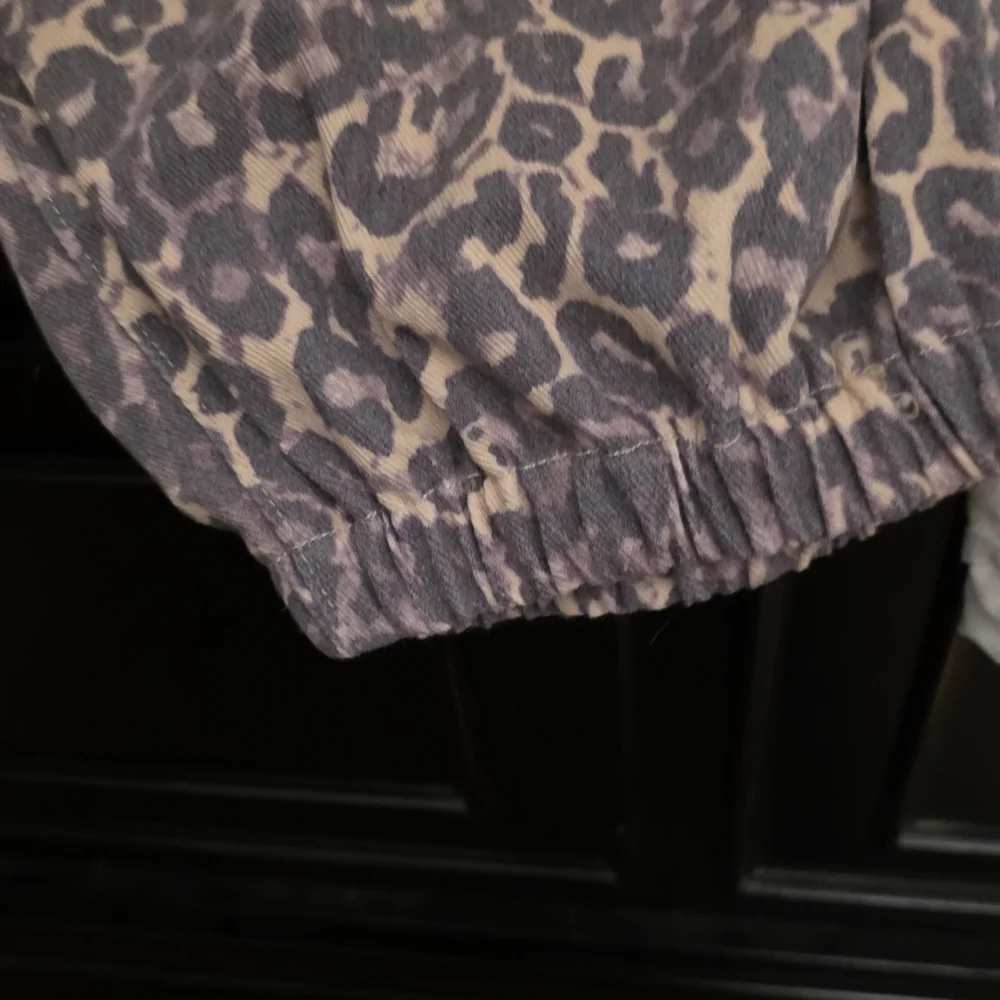 POL  Leopard Print Joggers with Pockets - Picture 7 of 8